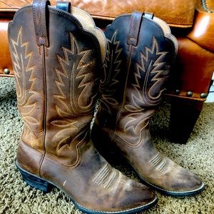 Womens Ariat Heritage R Toe Western Leather Boot, size 8.5 B (medium width).